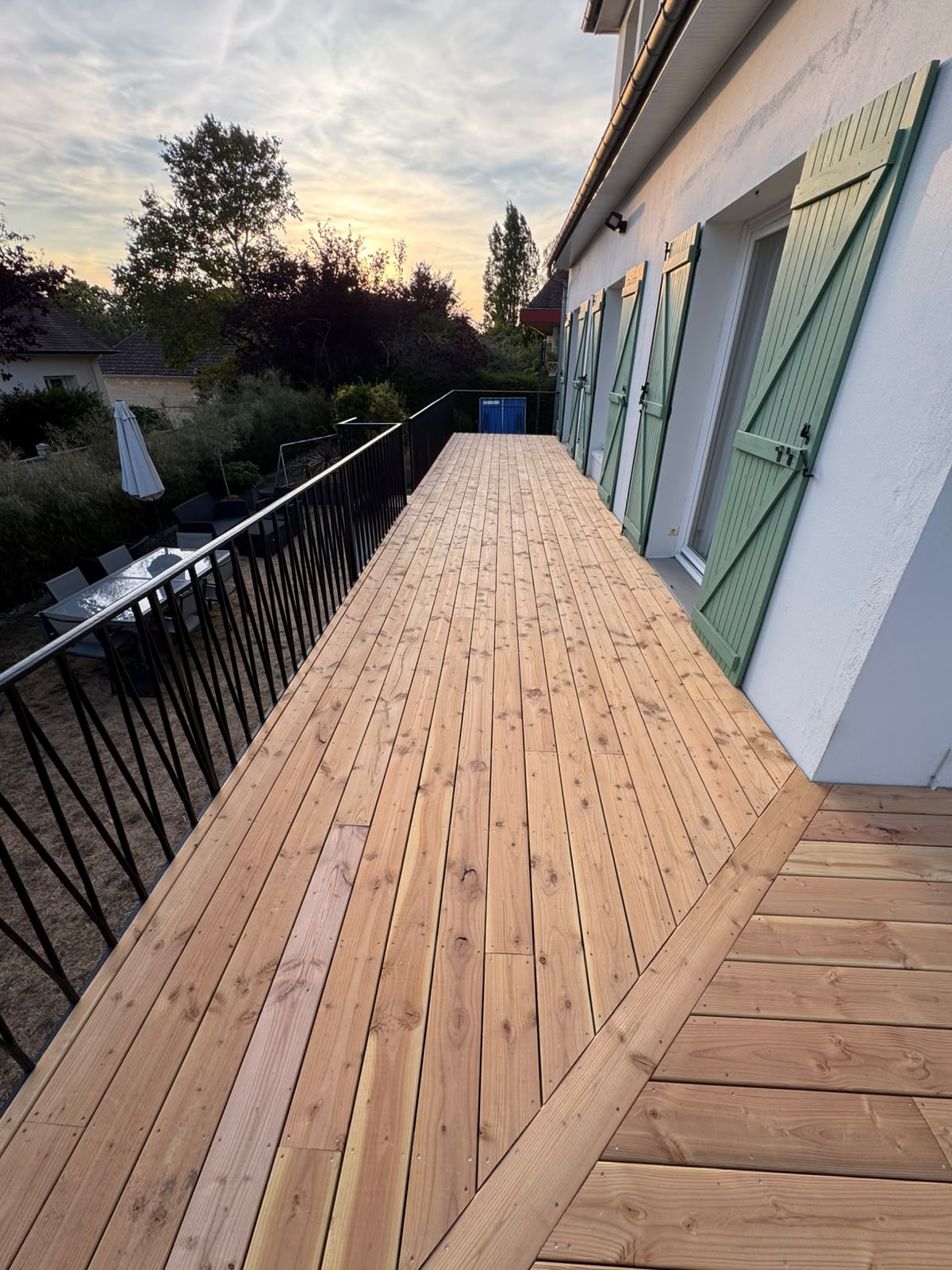 Terrasse en bois le long de la maison