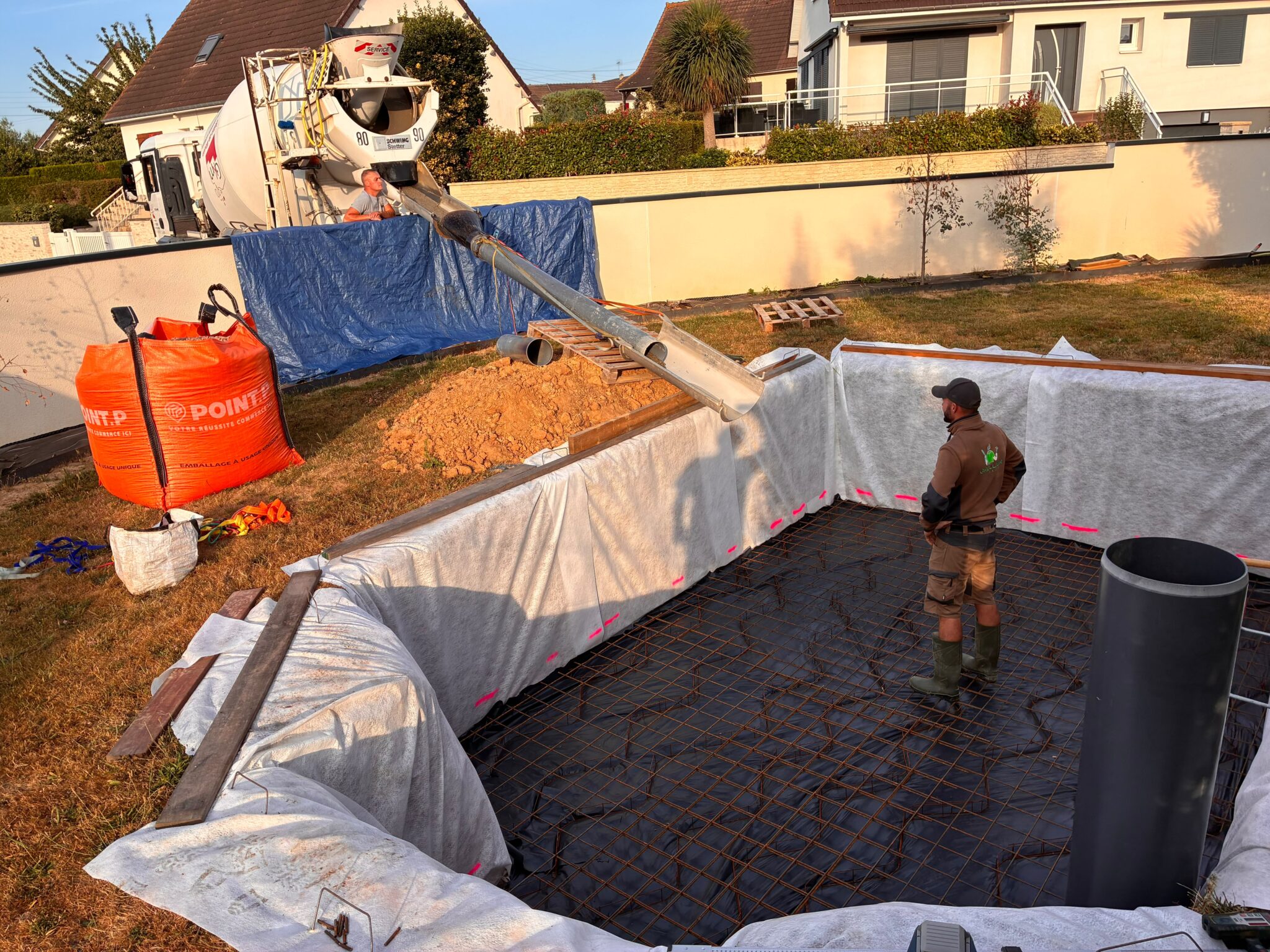 Photo plein cadre — chantier de terrassement, mini-pelle