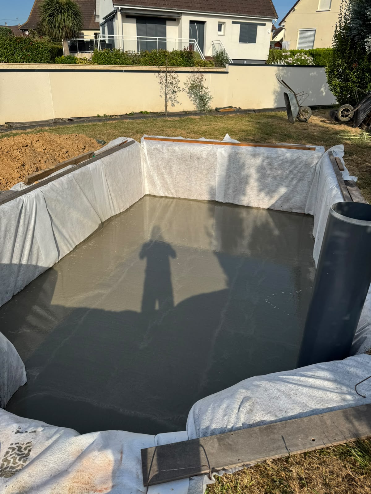 Décaissement et fond de forme d'un bassin de piscine