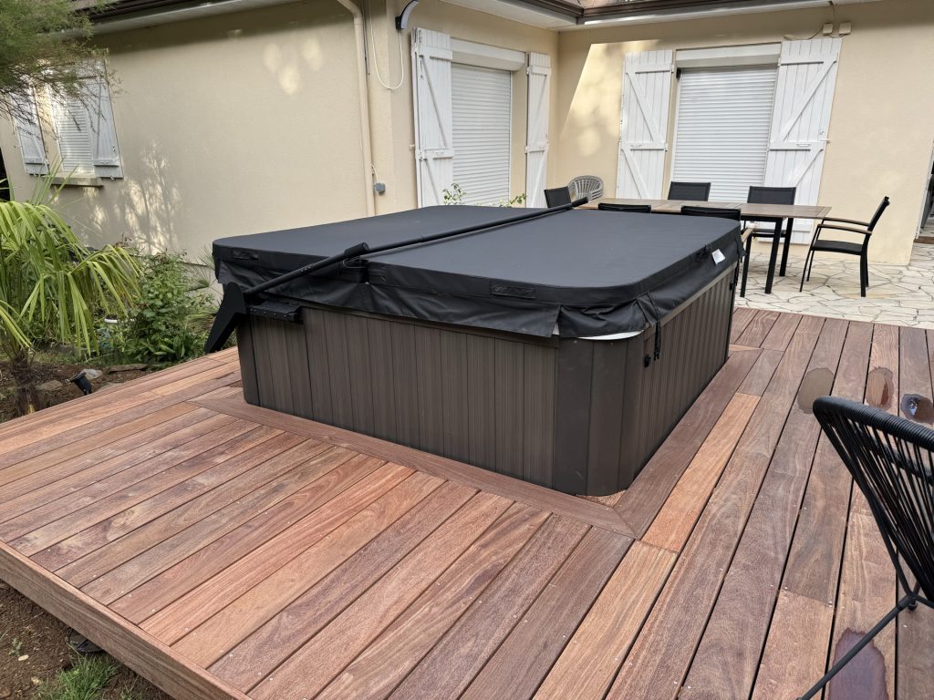 Installation de terrasse bois autour spa à Caen